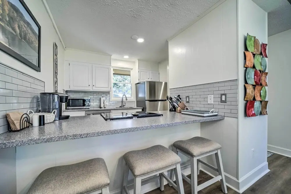 Sapphire Home w/ Grill & Pool Access