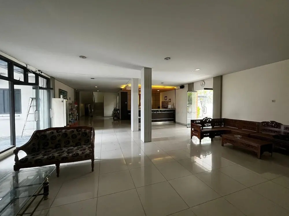 OYO 94442 Jebres Inn