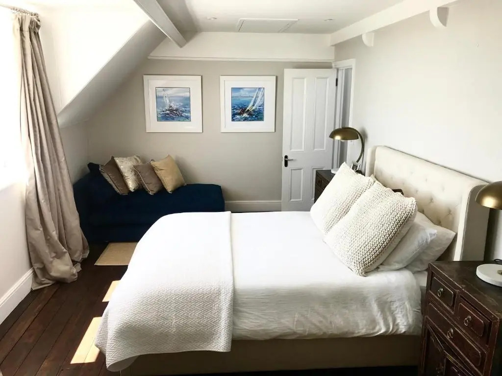 Marina Retreat - Stunning 4 bedroom, 3 bathroom house with harbour views!