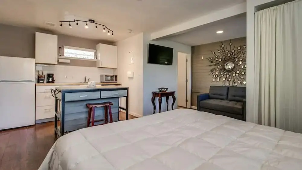 Charming Mid Town Guest House W/private Patio!