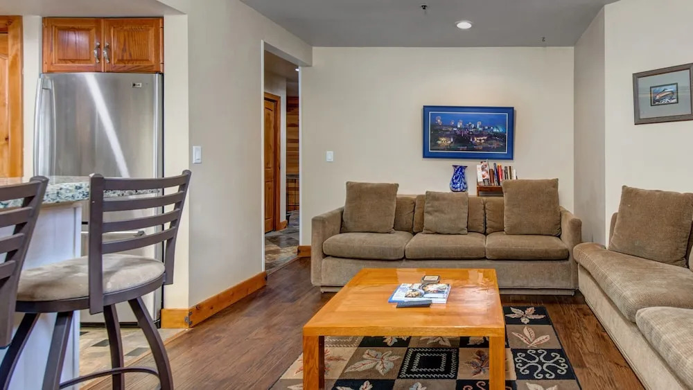 1687 Lakeside 3 Bedroom Home by RedAwning