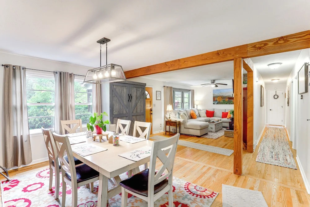 Fire Pit & Game Room: Family Home in Marshall