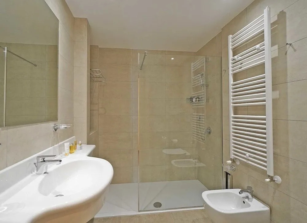 Residence Dany appartamenti con cucina vista lago piscina e parcheggio