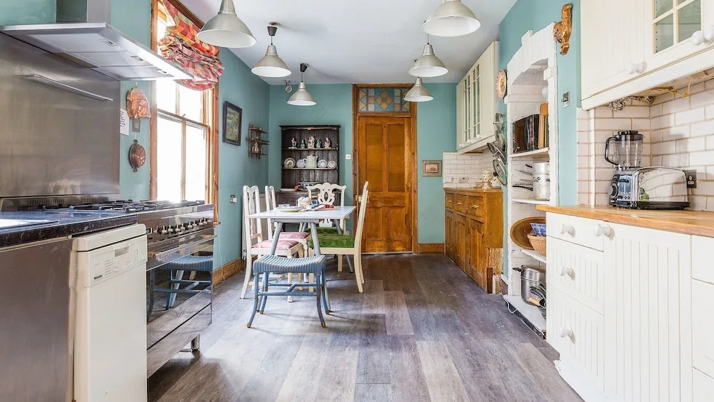 Traditional and Colourful 2BR Garden Flat in Parsons Green