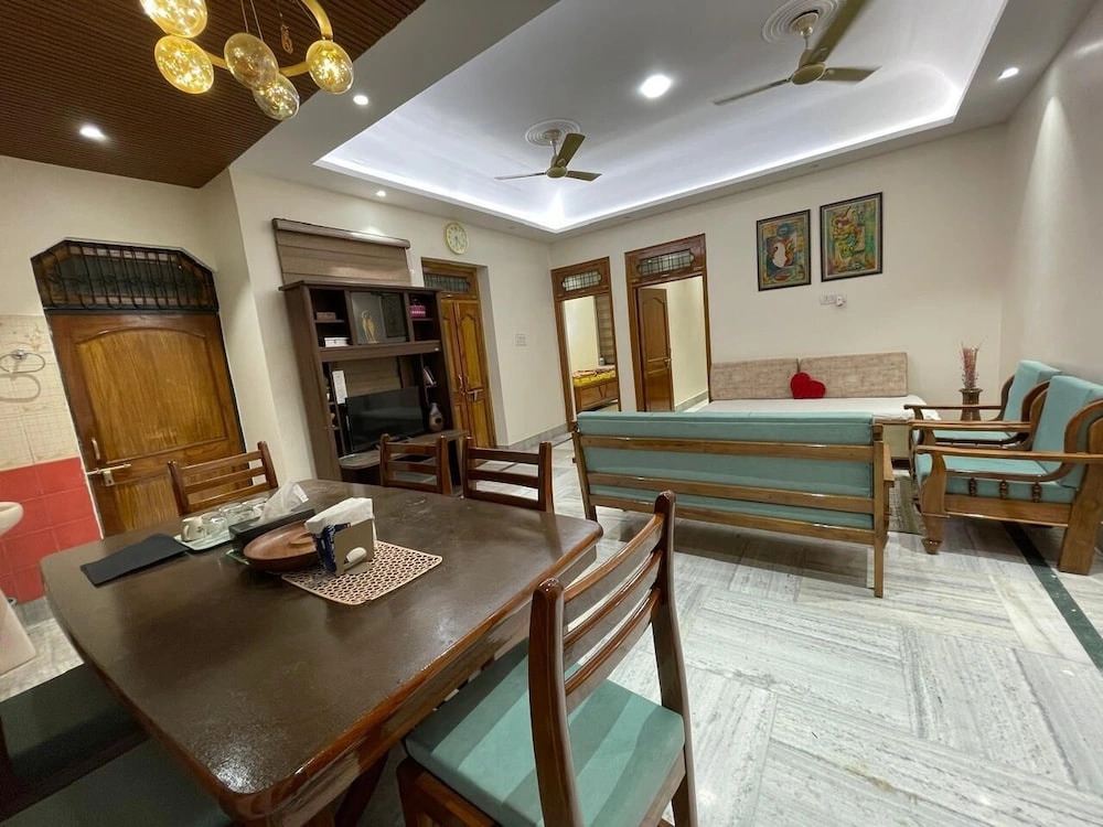 Lalit Villa Luxury Geeta Niwas