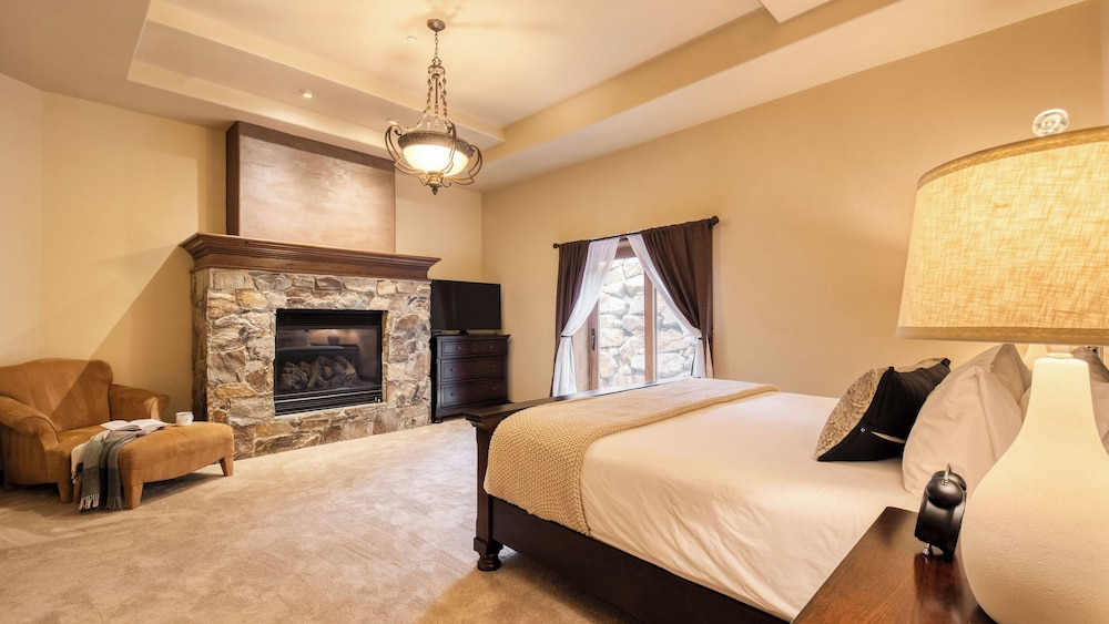 High Meadow by Avantstay Alpine Views w/ Indoor Pool, Hot Tub & Open Floor Plan