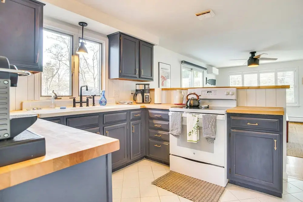 1 Mi to Sand! Mid-cape Chatham w/ Furnished Deck