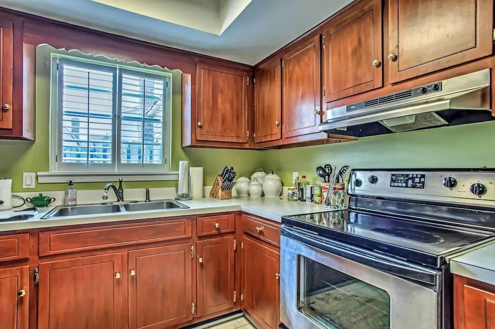4 Mi to Barefoot Landing: North Myrtle Beach Home