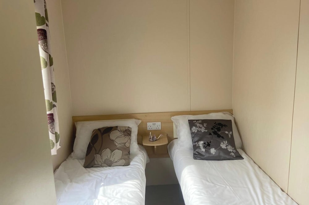 Cabin - Sleeps 6 - Beach 10 Minutes Drive