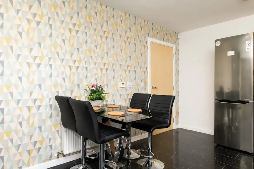 3 Bedroom House - Free Parking