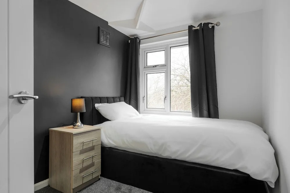 3-Bed Bolton - Hospital & Town
