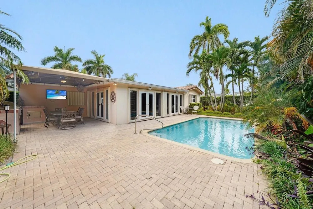 22 salt water pool home with king beds