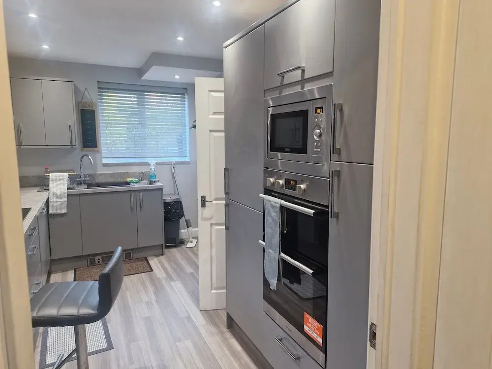 3 bed House, Sleeps 5, Near Airport and Town, Outside Parking Free