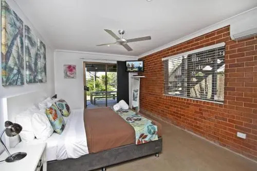 Red Door Beach House - Marcoola Beach - PET FRIENDLY, FOXTEL, WIFI, 500 BOND, Linen Supplied