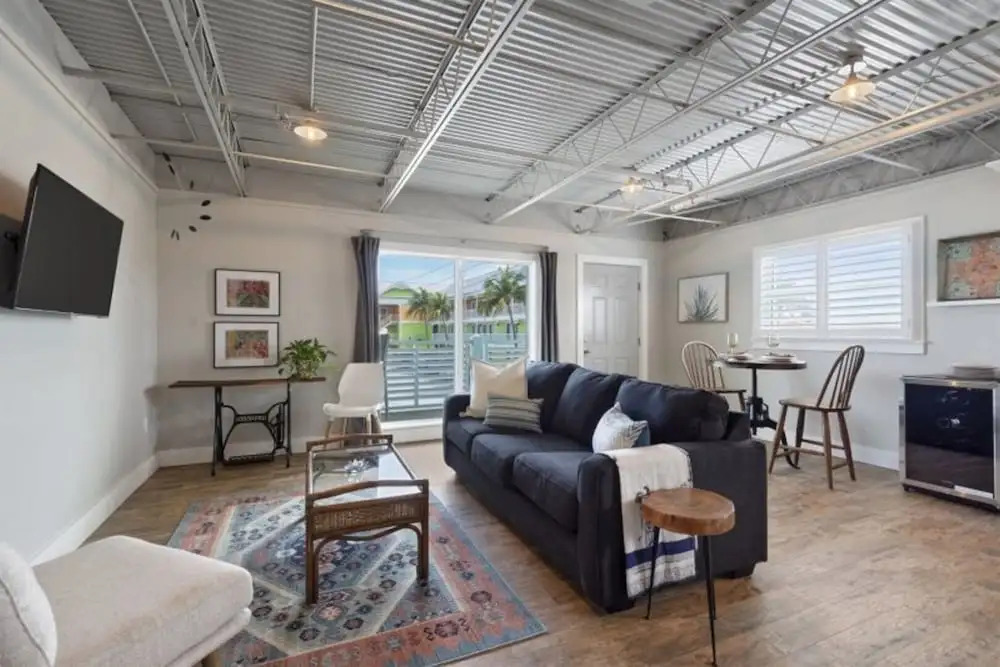 Ocean Jewel 1- Beautifully Renovated Loft Close to Beach and Shops