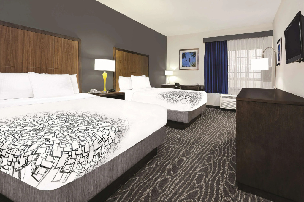La Quinta Inn & Suites by Wyndham Mercedes Outlet Mall