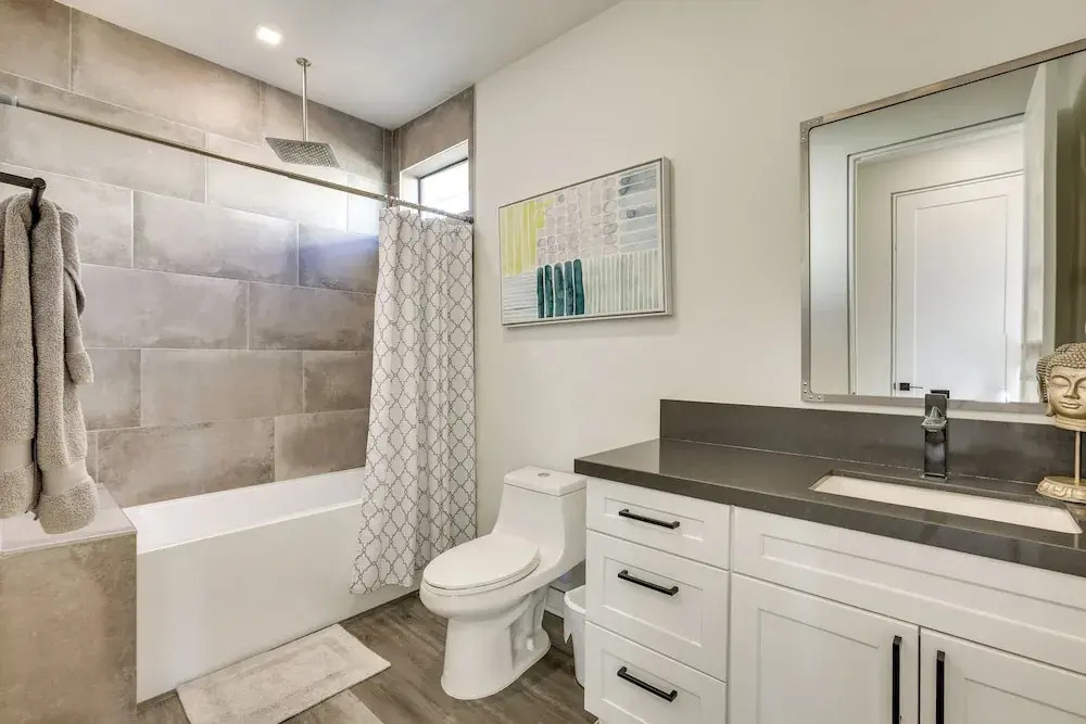 2 Mi to Dtwn Phoenix: Sleek Apt w/ Fenced Yard!