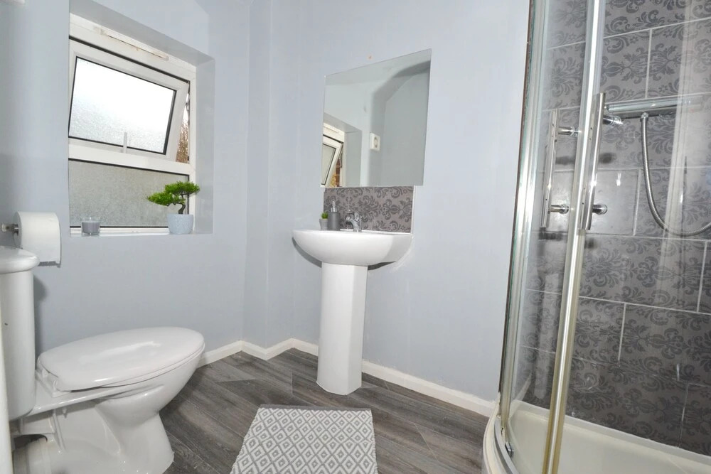 Charming 5-bed House in City Center and Car Park