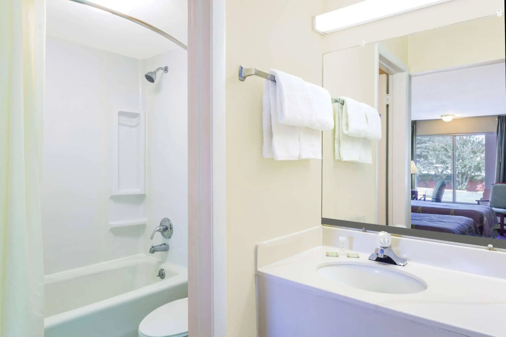 Отель Ashland Studio Inn Richmond North near Kings Dominion (Listing Partner)