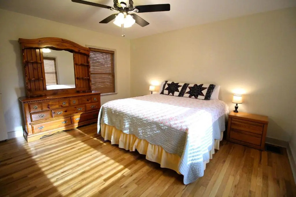 Peach Tree Inn & Suites