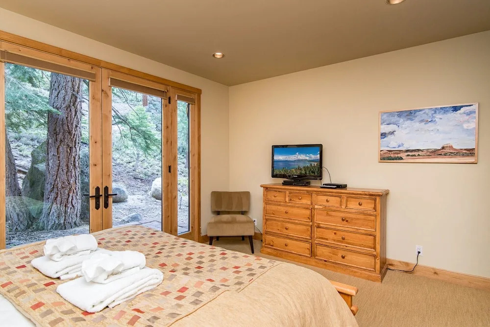 Extravagant Mountain Lodge at Heavenly by RedAwning