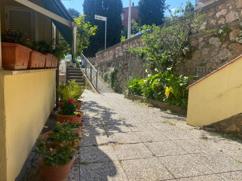 Apartment above the panoramic road of the village.-Casa Stella