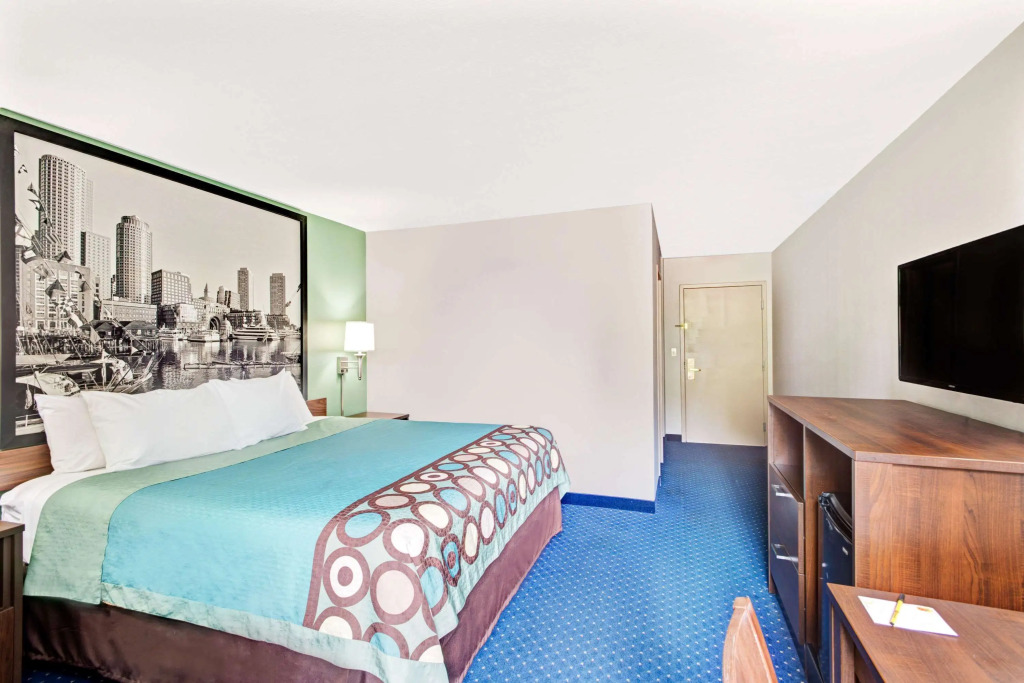 Super 8 by Wyndham Brockton