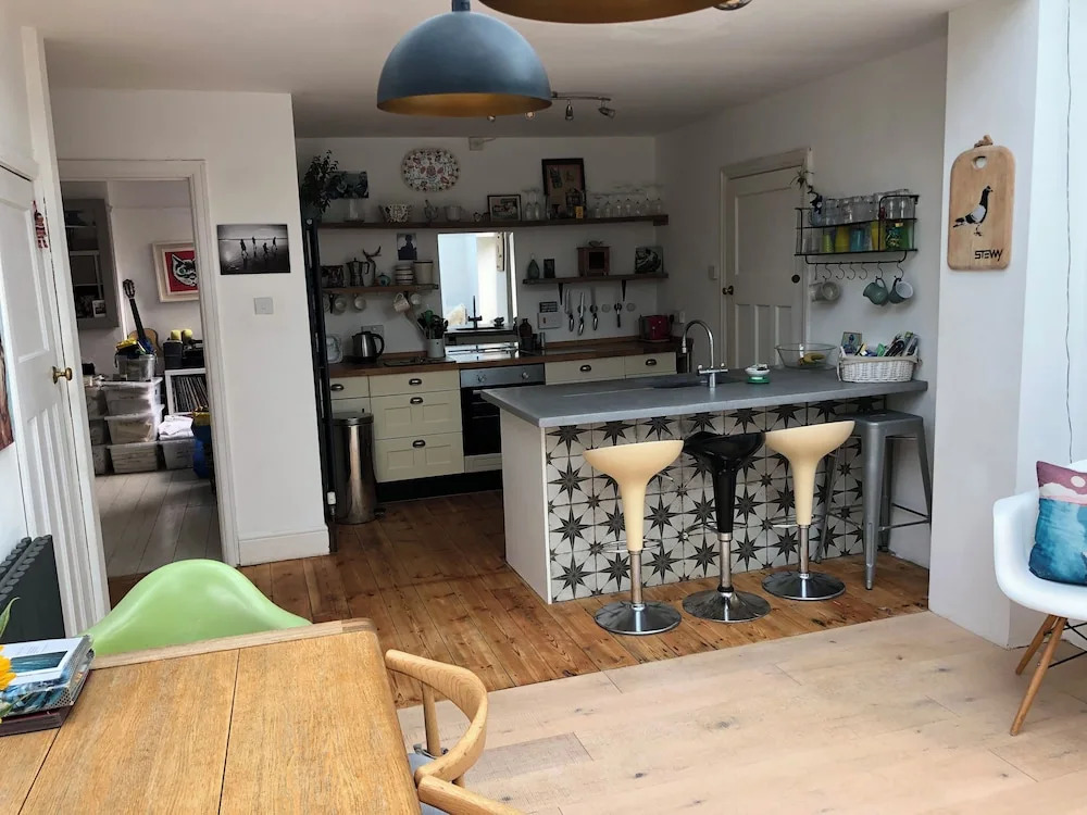 5 Bed House - Sleeps 15 - Pets - Garden - Parking