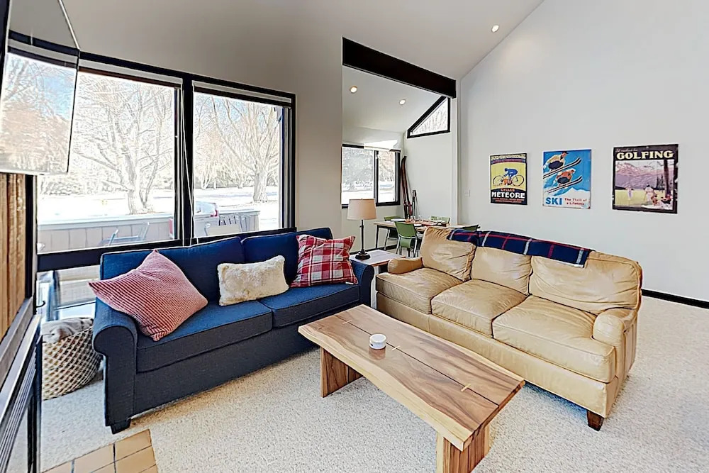 New Listing! Chic W/ Pool - Walk To Lifts 2 Bedroom Condo