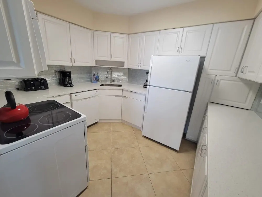 Alexander 1620 3 Bedroom Apts by RedAwning