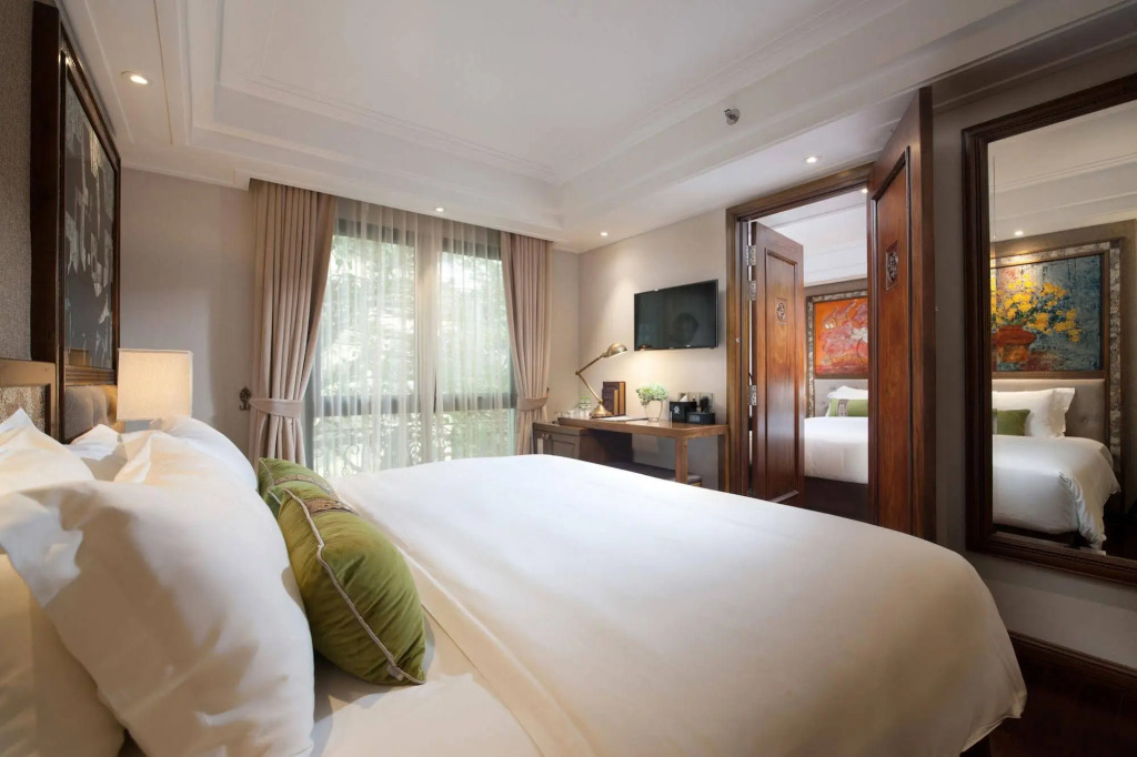 Peridot Gallery Classic Hotel