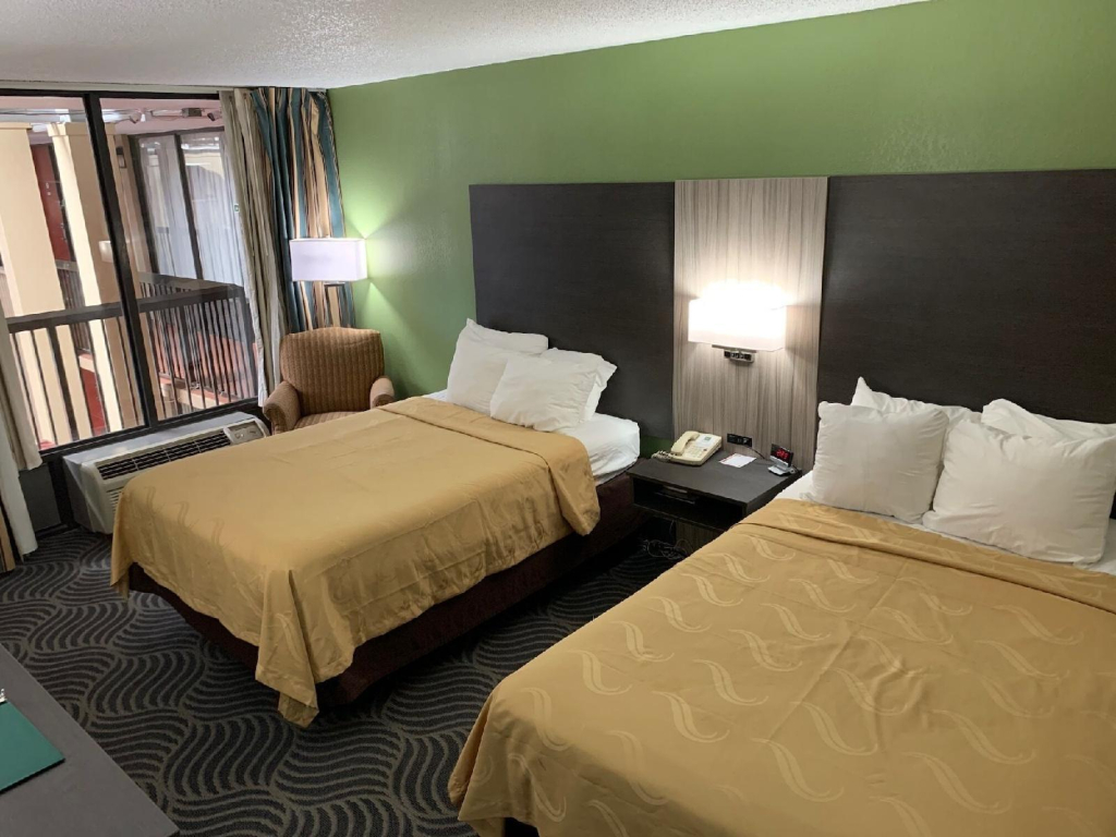 Holiday Inn Newport-I-40 Exit 435