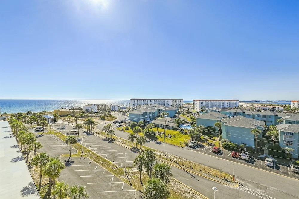 Seacrest 715A is an efficiency on the Gulf side of Okaloosa Island by RedAwning