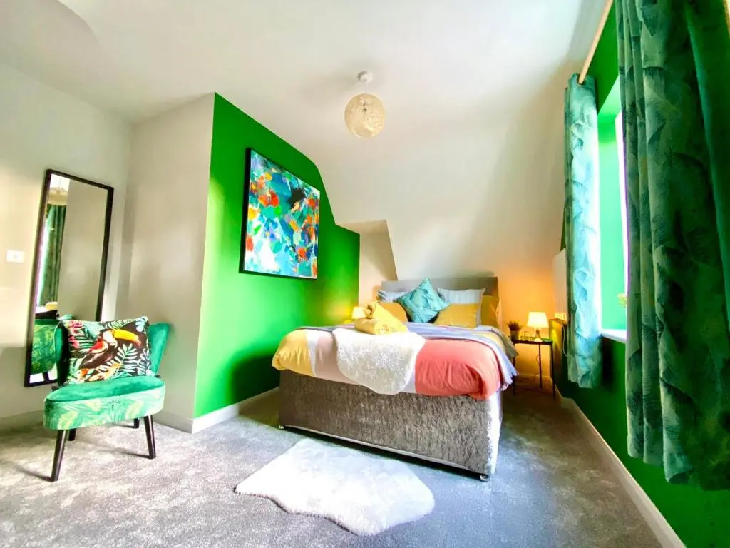 Beautiful Stylish 2 Bedroom Apartment! - 5 Minute Walk to the Best Beach! - Great Location - Parking - Netflix - Fast WiFi - Smart TV - Newly decorated - sleeps up to 6! Close to Bournemouth & Poole Town Centre & Sandbanks