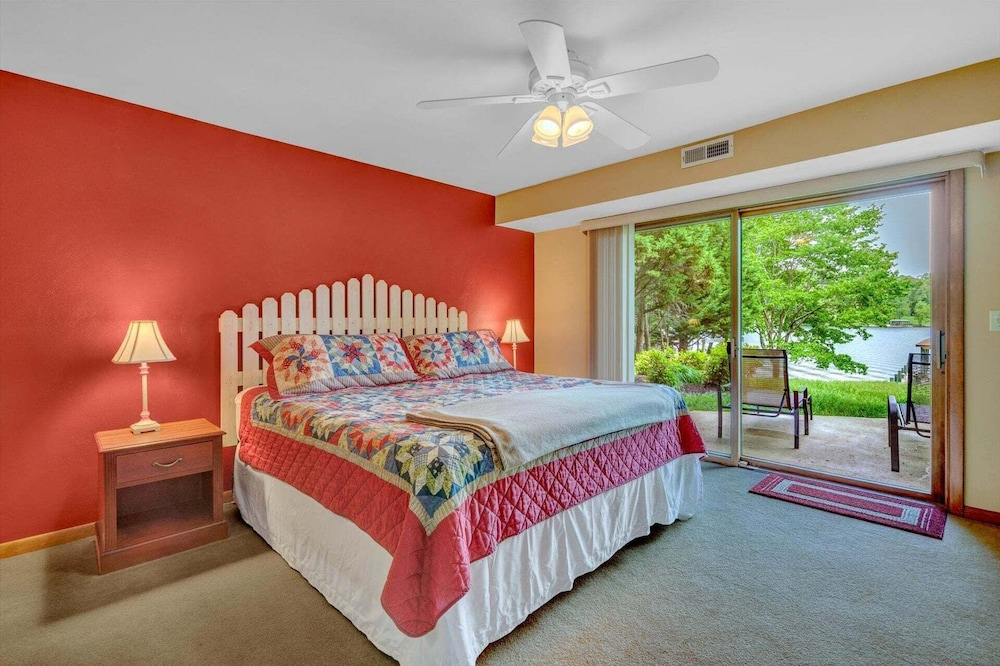 Dancing Water - Sleeps 10, Private Dock, Game Room & Hot Tub