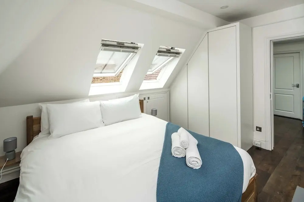Sleek and Stylish 1BD Apt w/ Balcony, Hammersmith