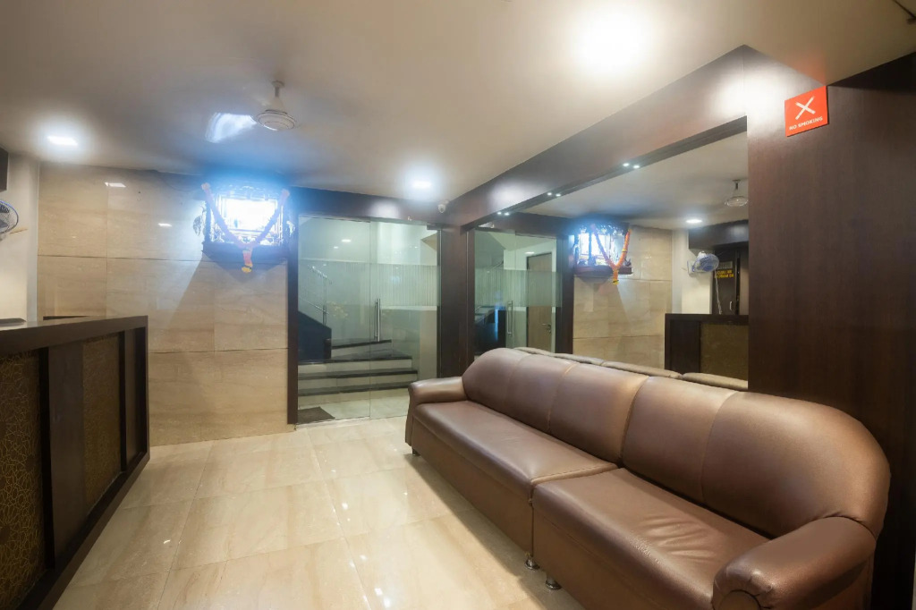 Capital O 67431 Hotel Everest Lodging