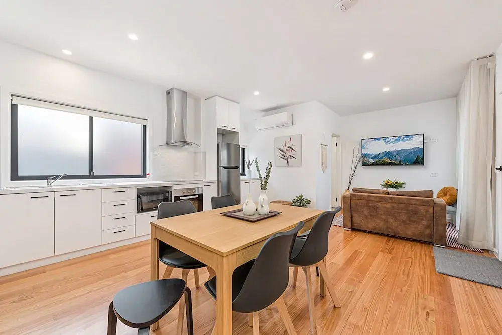Gorgeous 3-bed House With Spacious Shared Backyard
