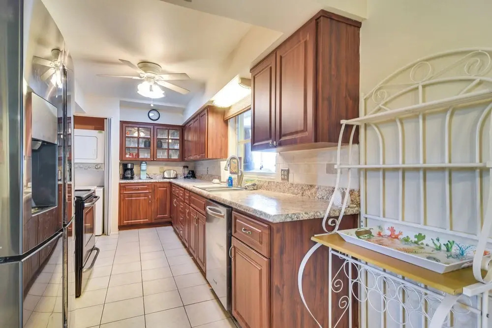 4 Mi to Dog Beach: Largo Home w/ Pool & Hot Tub!