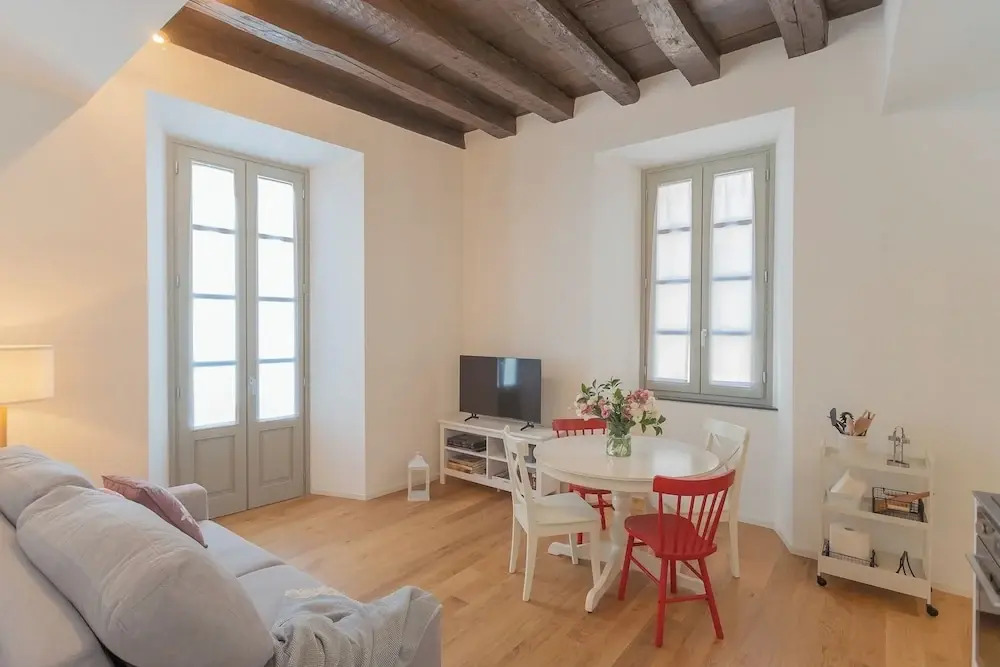 Independence Apartment With Balcony by Rent all Como