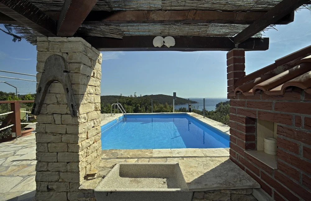 Toni - With Pool and View - A3