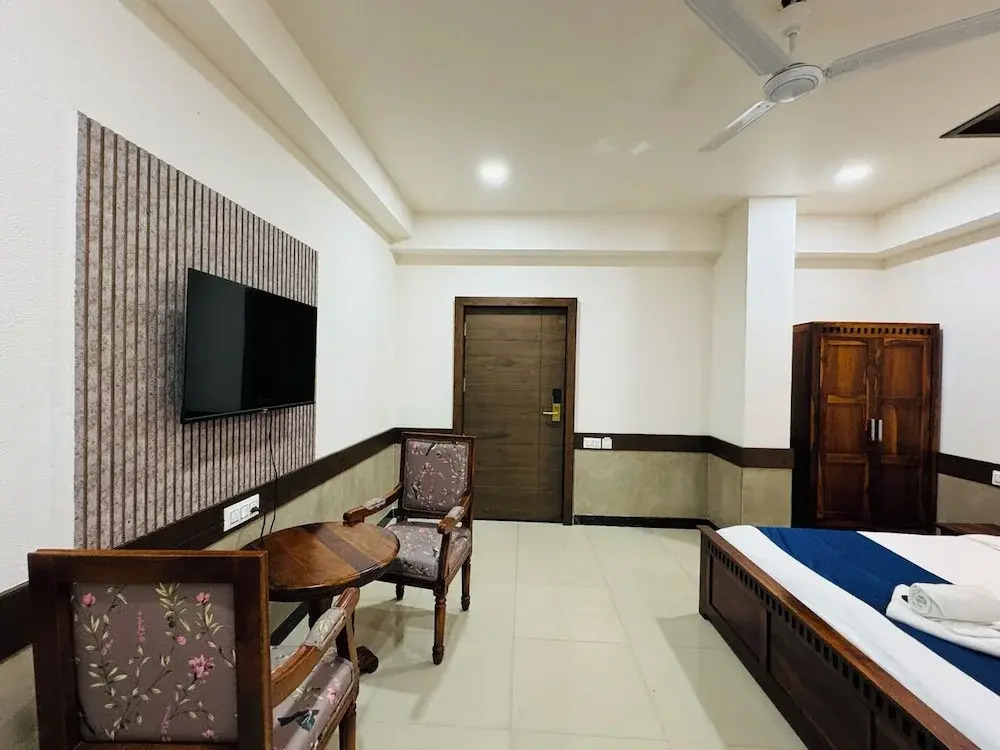 Col's Hotel Uphaar