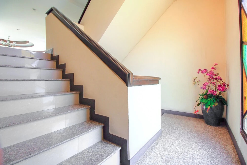 White Inn Hotel by OYO Rooms