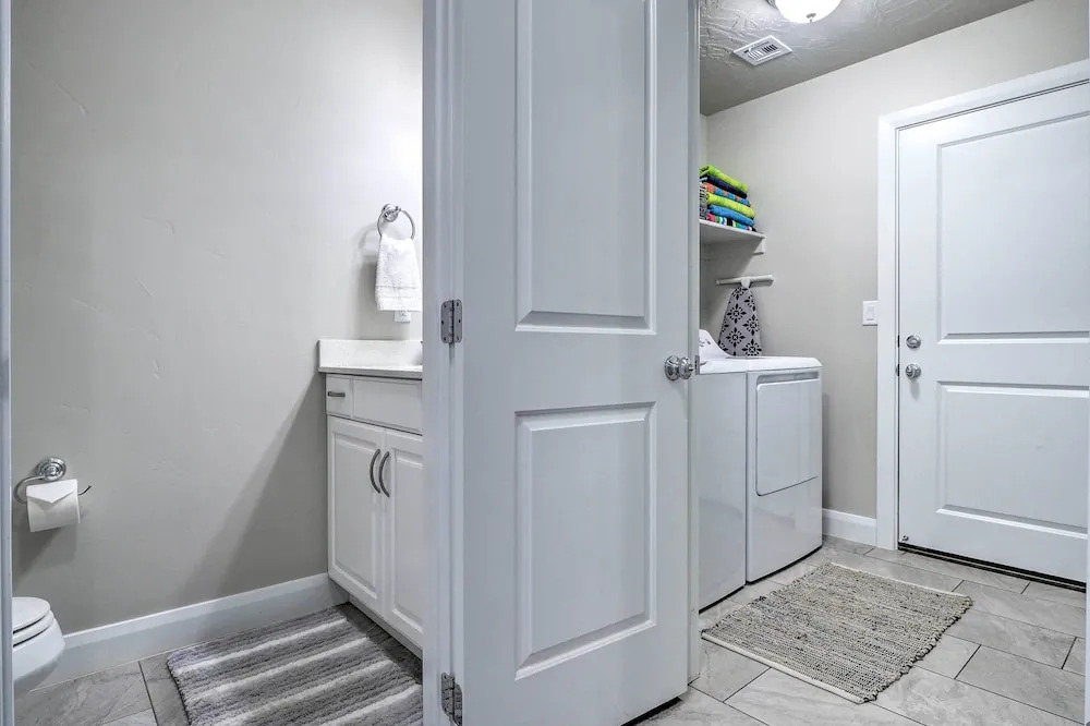 Washington Townhome w/ Patio + Resort Perks!