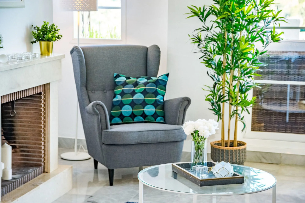 SAT1-walking distance to Puerto Banus