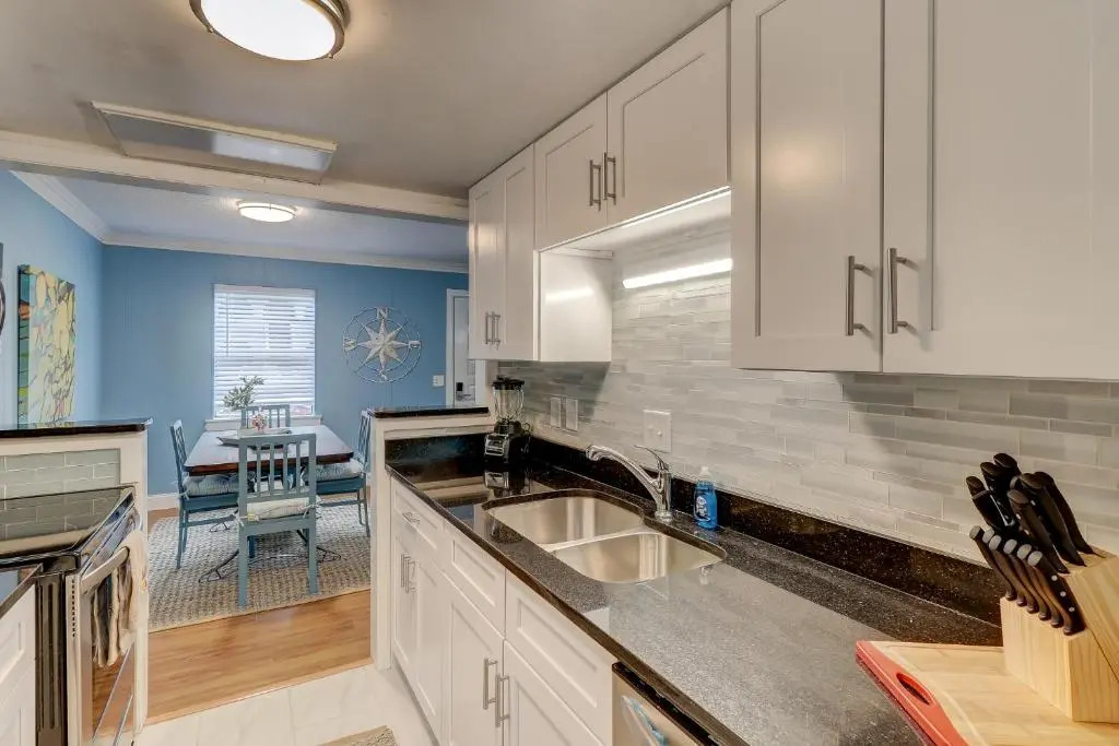 #61 Beautiful Condo Ideal Location 2BDR/2 Parkings