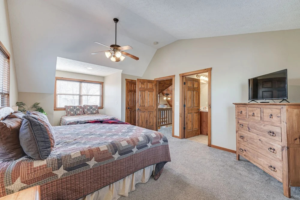 Families Welcome! Branson Resort-style Getaway
