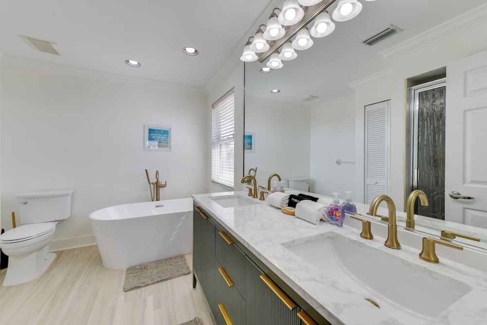Steps to Ocean & Bay: Bradenton Beach Townhome!