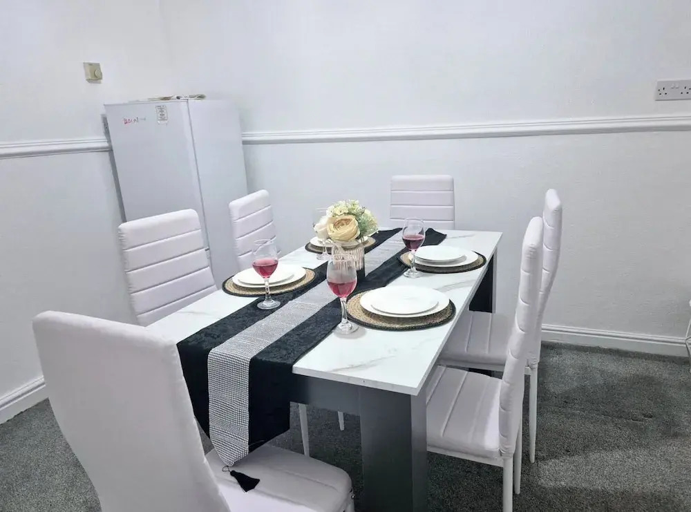 2-bed - Sleeps 6 - Free Parking