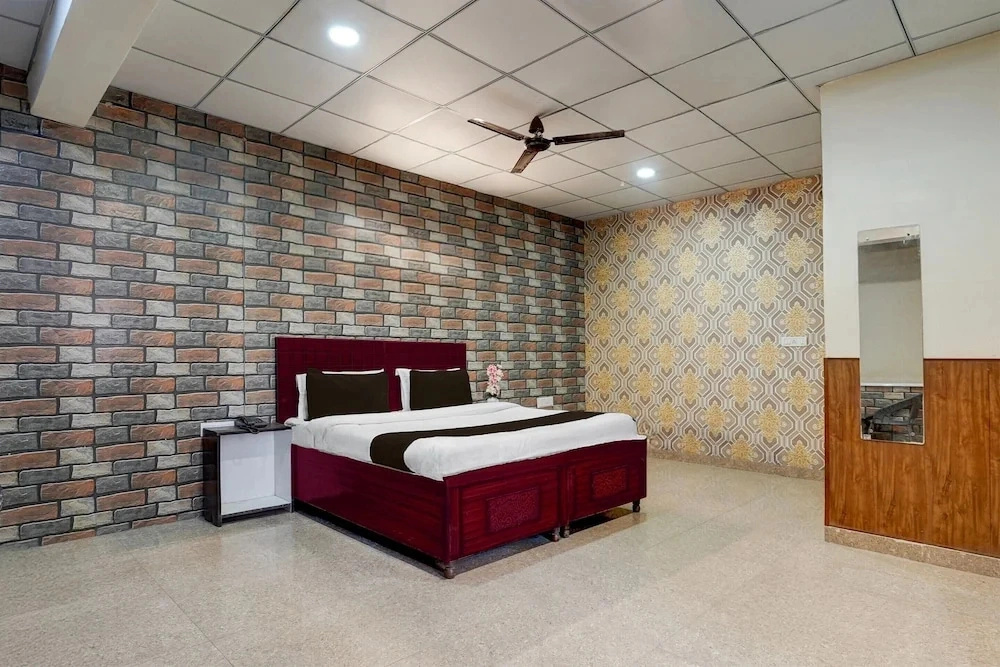 Saver Double Hotel O Sec 58 Hotel Alpha